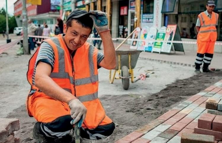 АСИ предлагает уравнять мигрантов и граждан в правах на государственные пособия